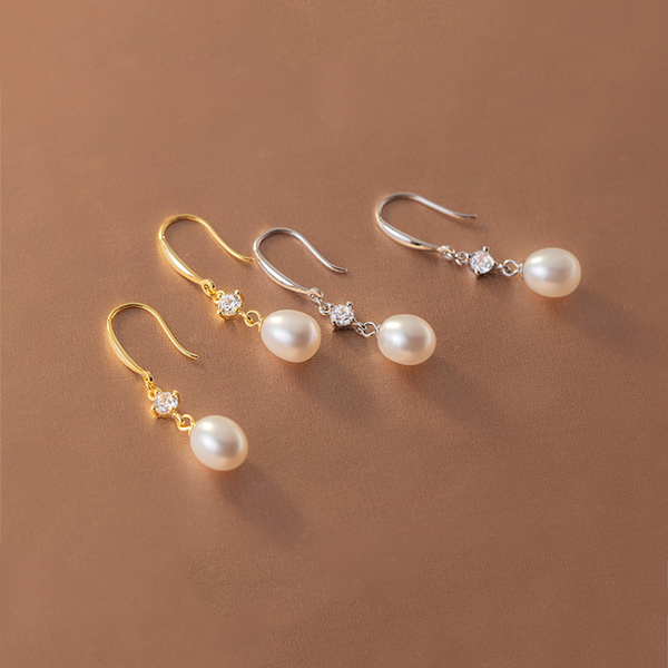 Nora – Pendientes clásicos de perlas con cierre moderno.