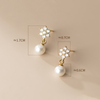 Klara – Pendientes circulares dorados con perlas.