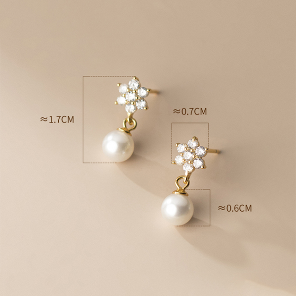 Klara – Pendientes circulares dorados con perlas.