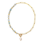 Zoé – Pendientes largos dorados con colgante de perla.