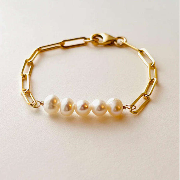 Leonie – Playful pearl ring with a golden accent.