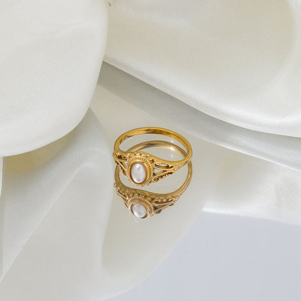 Klára – Anillo dorado minimalista con suave ondulación.