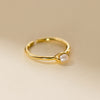 Kateřina – Anillo de oro delicado con línea de perlas.