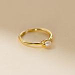 Kateřina – Anillo de oro delicado con línea de perlas.