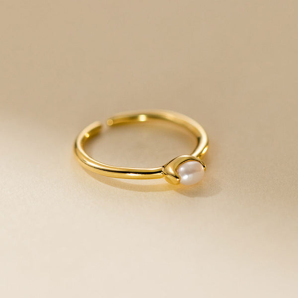 Kateřina – Anillo de oro delicado con línea de perlas.