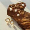 Greta-Marie – Pendientes de oro con perlas colgantes.