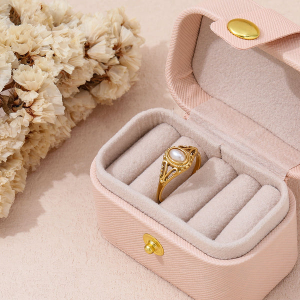 Klára – Anillo dorado minimalista con suave ondulación.