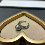 Ida – Golden ring with a smooth surface and pearl accent.