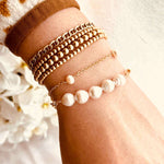 Leonie – Playful pearl ring with a golden accent.