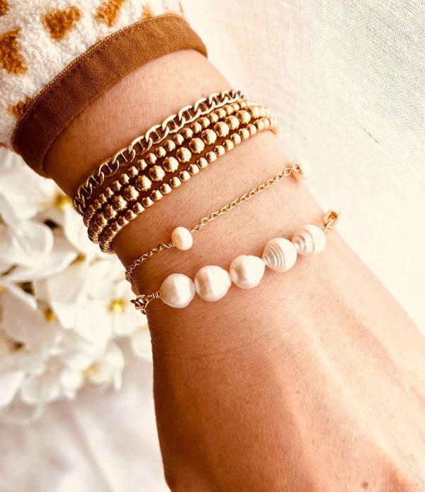 Leonie – Playful pearl ring with a golden accent.