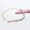 Zoé – Pendientes largos dorados con colgante de perla.