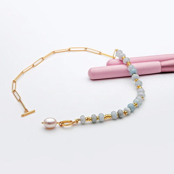 Zoé – Pendientes largos dorados con colgante de perla.