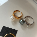 Ida – Golden ring with a smooth surface and pearl accent.