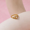 Klára – Anillo dorado minimalista con suave ondulación.