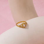 Klára – Anillo dorado minimalista con suave ondulación.