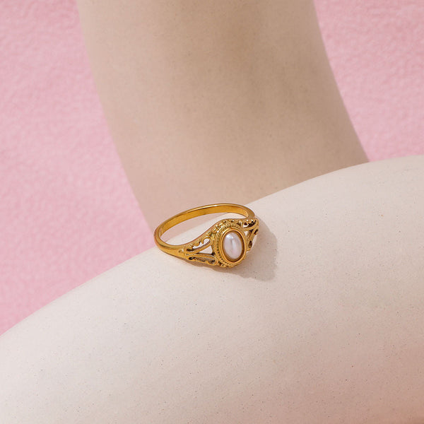 Klára – Anillo dorado minimalista con suave ondulación.