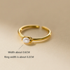 Kateřina – Anillo de oro delicado con línea de perlas.