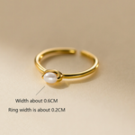 Kateřina – Anillo de oro delicado con línea de perlas.