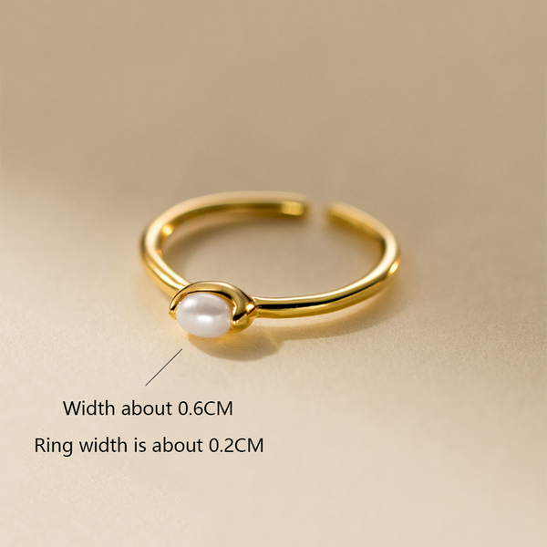 Kateřina – Anillo de oro delicado con línea de perlas.