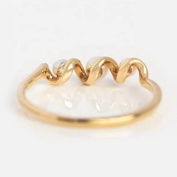 Helena – Anillo dorado con perlas.