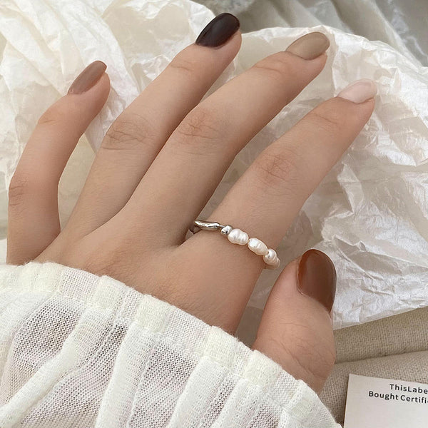 Elisa – Anillo de perlas juguetón con corazón dorado.