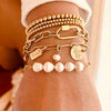 Leonie – Playful pearl ring with a golden accent.