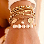 Leonie – Playful pearl ring with a golden accent.