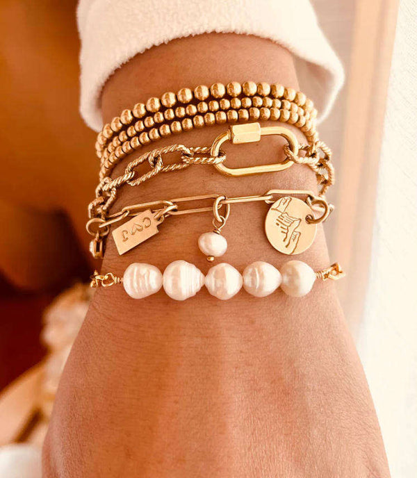 Leonie – Playful pearl ring with a golden accent.