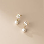 Klara – Pendientes circulares dorados con perlas.