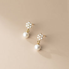 Klara – Pendientes circulares dorados con perlas.