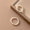Friederika – Anillo de oro escultórico con detalle de perla.