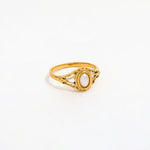 Klára – Anillo dorado minimalista con suave ondulación.