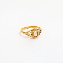 Klára – Anillo dorado minimalista con suave ondulación.