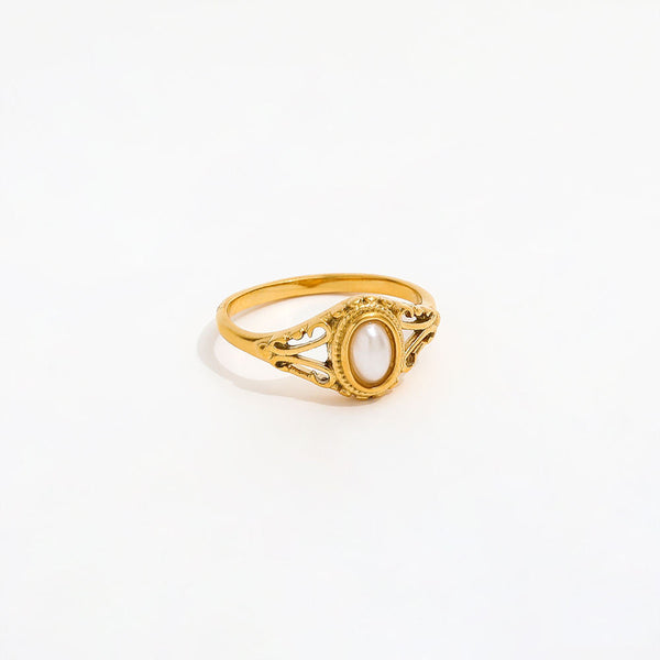 Klára – Anillo dorado minimalista con suave ondulación.