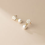 Klara – Pendientes circulares dorados con perlas.