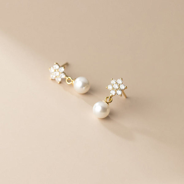 Klara – Pendientes circulares dorados con perlas.