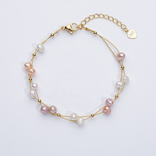 Marlena – Pulsera dorada con acentos de perlas.