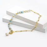 Zoé – Pendientes largos dorados con colgante de perla.
