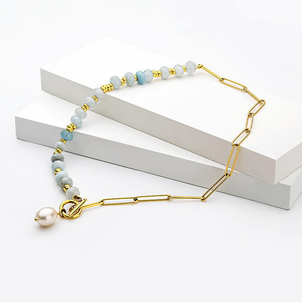 Zoé – Pendientes largos dorados con colgante de perla.
