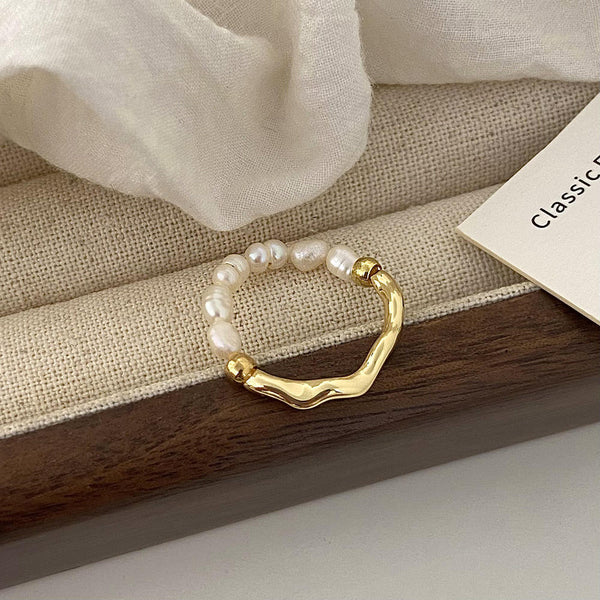 Elisa – Anillo de perlas juguetón con corazón dorado.