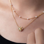 Pavla-Marie – Pendientes de oro con borde de perla.