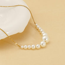 Anneliese – Pendientes de exhibición con líneas doradas y perlas.