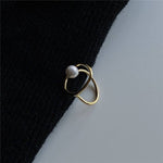 Greta – Gold ring with pearl.