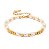 Livia – Pulsera de perlas suave con brillo dorado.