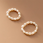 Friederika – Anillo de oro escultórico con detalle de perla.