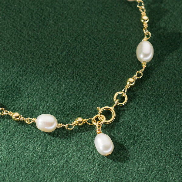 Pavla – Pulsera de perlas delicadas con cierre dorado.