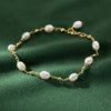 Pavla – Pulsera de perlas delicadas con cierre dorado.