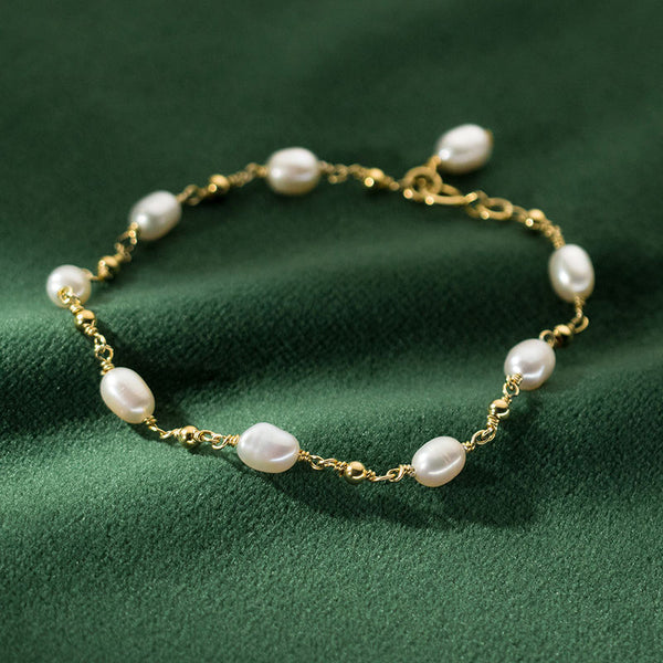 Pavla – Pulsera de perlas delicadas con cierre dorado.