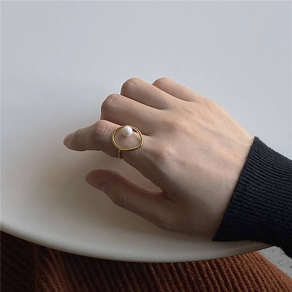 Greta – Gold ring with pearl.