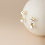 Klara – Pendientes circulares dorados con perlas.